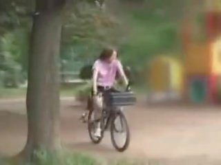 Japonais chéri masturbated tandis que chevauchée une specially modified cochon film bike!