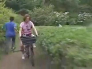 Jepang young lady masturbated while nunggang a specially modified bayan clip bike!