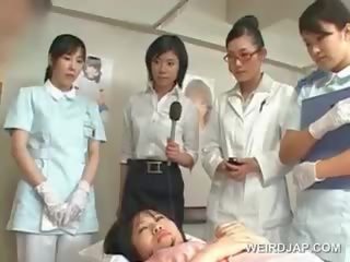 Aziatisch brunette vriendin klappen harig putz bij de ziekenhuis