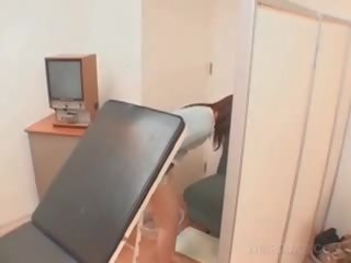 Asiática paciente conas aberto com espéculo em o healer