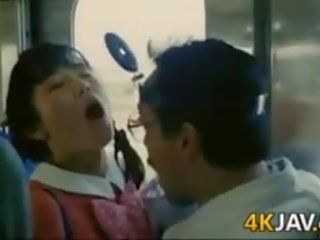 Chica consigue manoseada en un tren