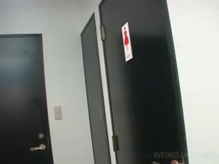 Asiatisk tenåring gudinne videoer twat mens pissing i en toalett