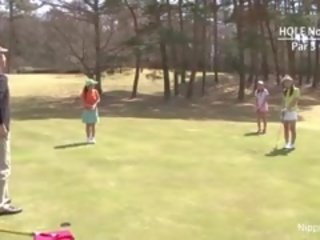 Dospívající golfer dostane ji růžový bušil na the green!