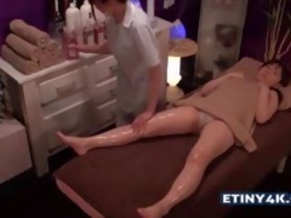 Dwa elita azjatyckie dziewczyny w masaż studio