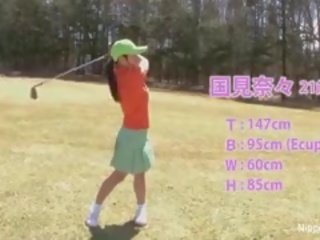 Séduisant asiatique ado filles jouer une jeu de bande golf