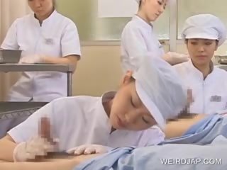 Japanska sjuksköterska slurping sperma ut av vällustig penisen