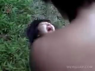 Frágil asiática señora consiguiendo brutalmente follada al aire libre