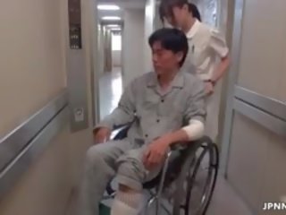 Beguiling азіатська медсестра йде божевільна