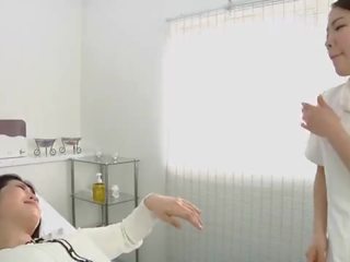 Japonesa lesbianas fascinating spitting masaje clínica subtitulado