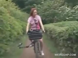 Asiática jovem grávida sweeties a montar bikes com vibradores em seu conas
